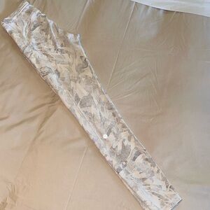 SIZE 4 white and grey Lululemon leggings Wonder Under tights pants